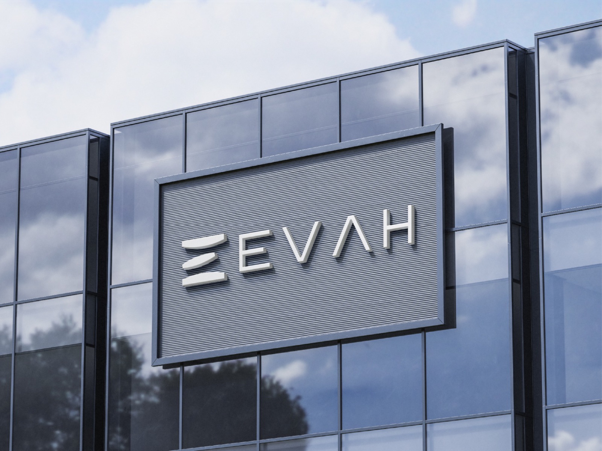 Logotipo de EVAH en la señalética de un edificio corporativo